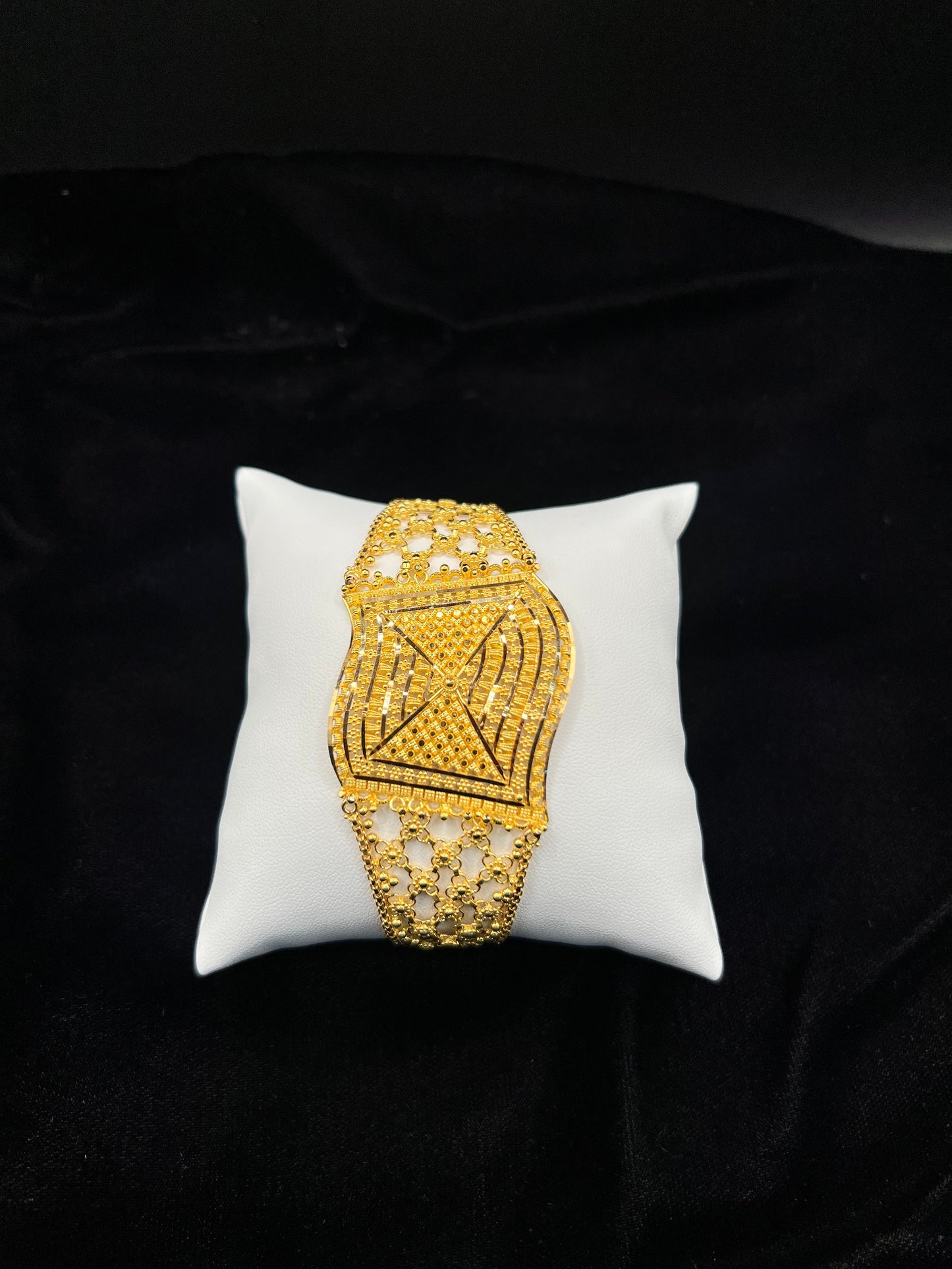 22KT GOLD BRACELET 26.90 GM