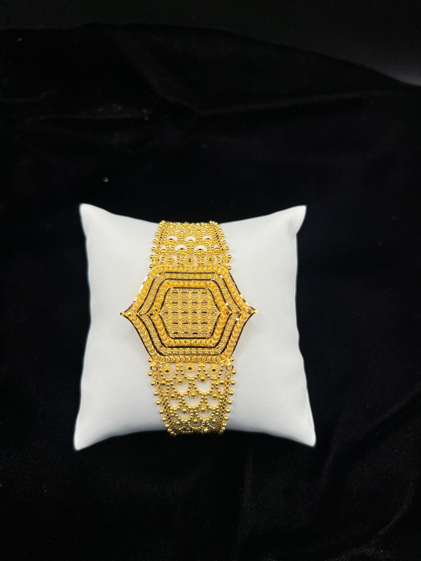 22KT GOLD BRACELET 23.50 GM