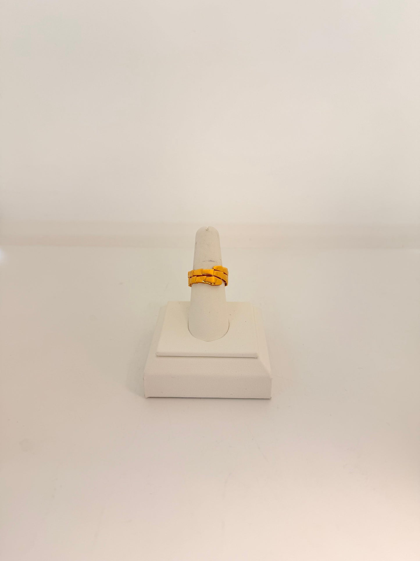 22KT GOLD LADIES RING 5.7 GM