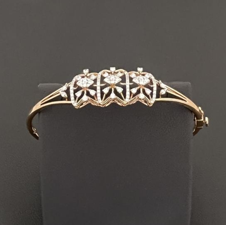 18KT DIAMOND BANGLE-GOLD WEIGHT: 10.22GM, DIAMOND WEIGHT: 0.61CT. EF in color VVS in clarity