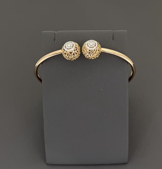 18KT DIAMOND BANGLE-GOLD WEIGHT: 7.25GM, DIAMOND WEIGHT: 0.17CT. EF in color VVS in clarity