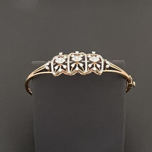 18KT DIAMOND BANGLE-GOLD WEIGHT: 10.22GM, DIAMOND WEIGHT: 0.61CT. EF in color VVS in clarity