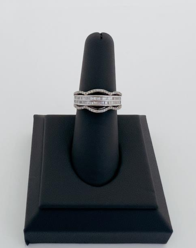 18KW DIAMOND RING GR WT: 5.04CT, GOLD WT: 4.92GM,DIA WT: 0.62CT