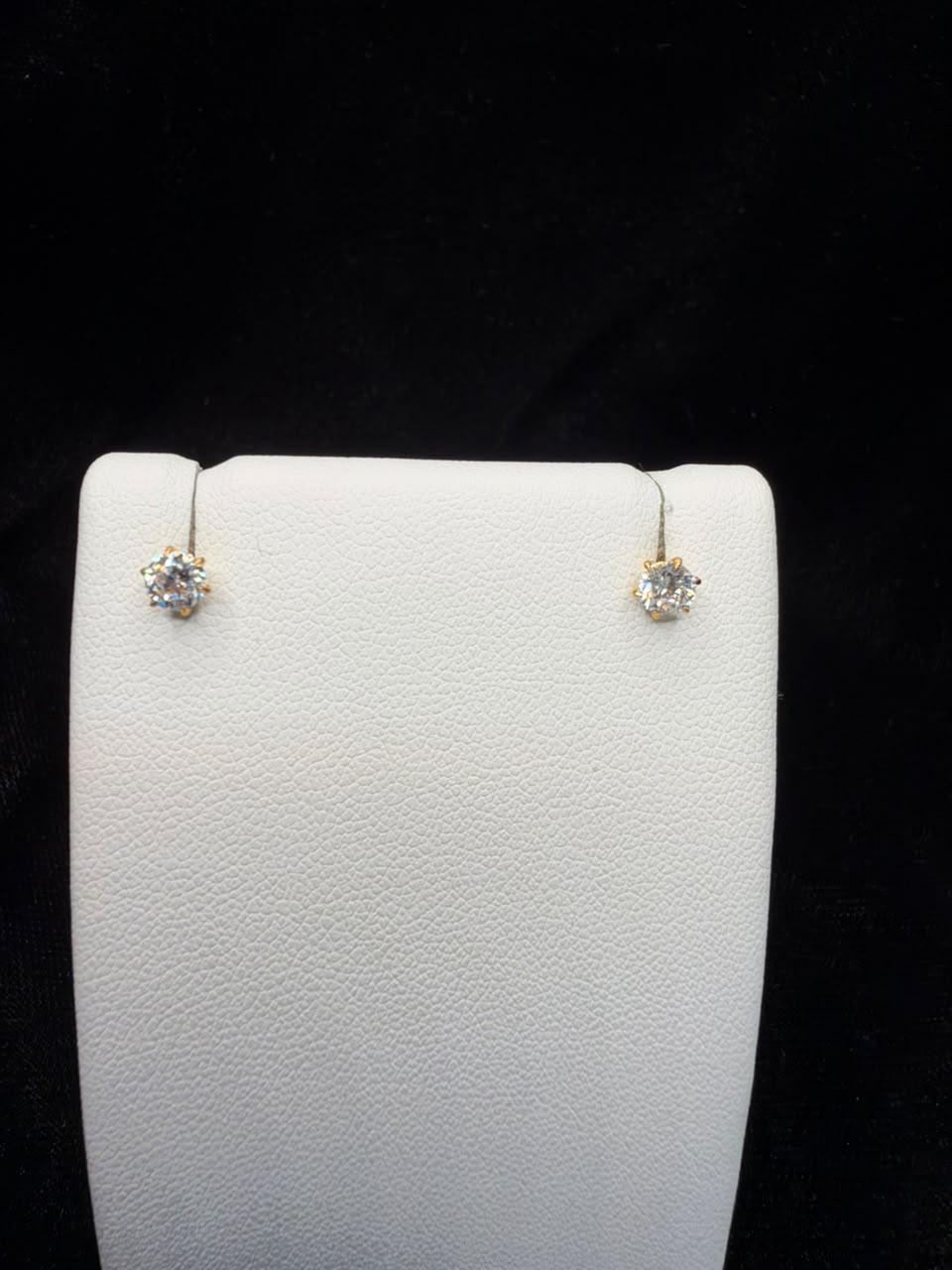 22KT Gold Solitaire Stud Earrings 1.2gm