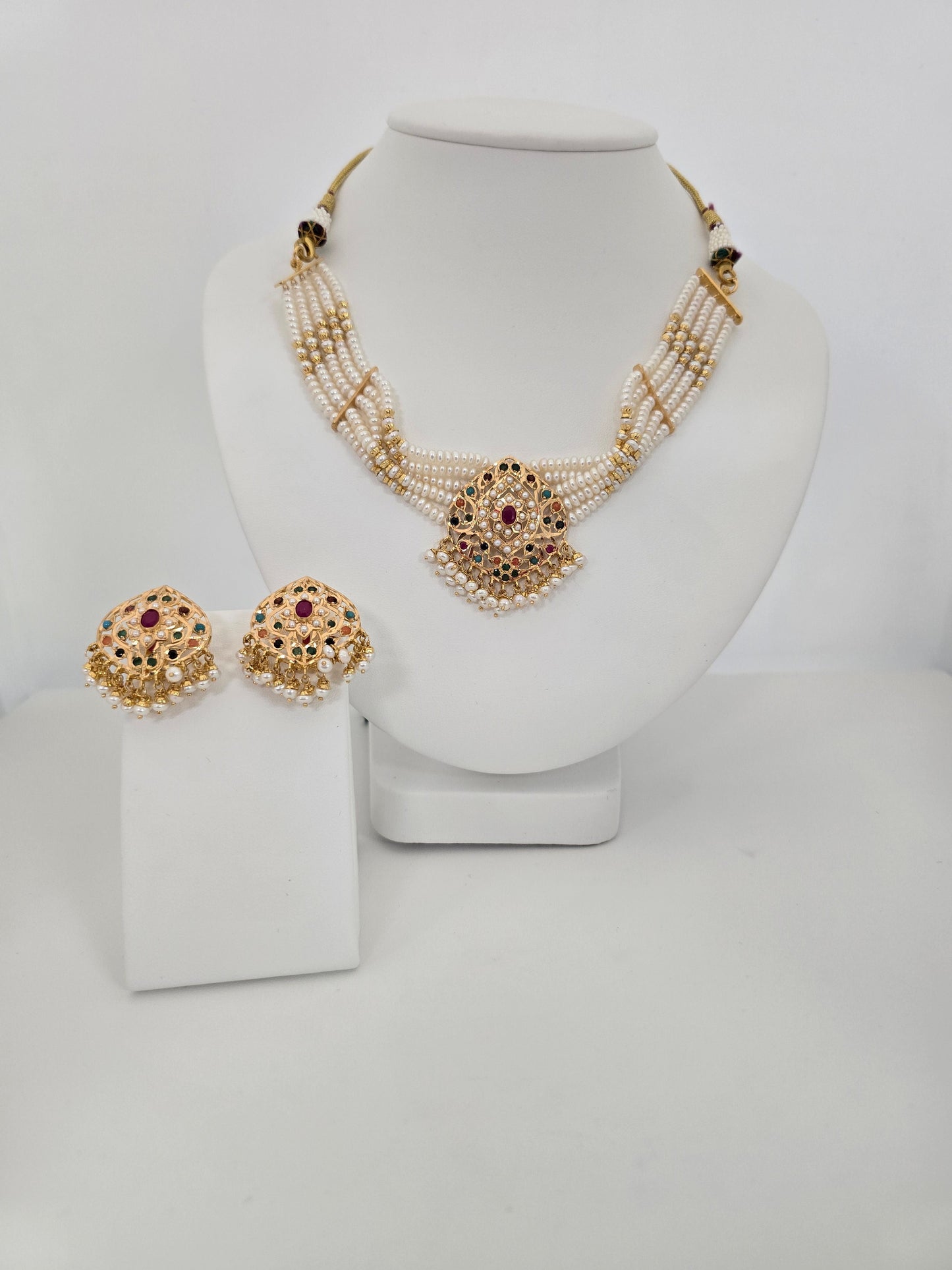 22KT GOLD SET 46.9N GM