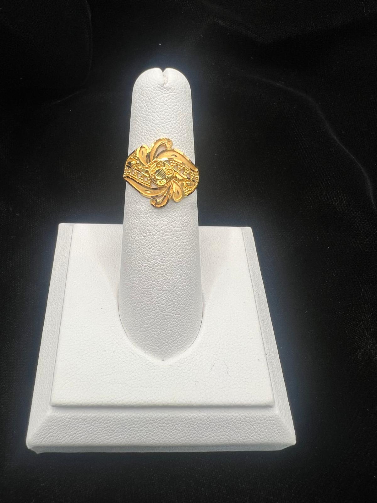 22K Gold Ornate Swirl Ring 2.6 GM