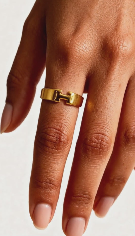 22KT GOLD LADIES RING 3.9 GM